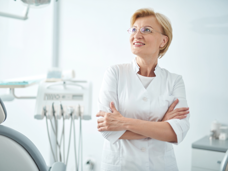 Selbstbewusste Zahnärztin in eigener Praxis